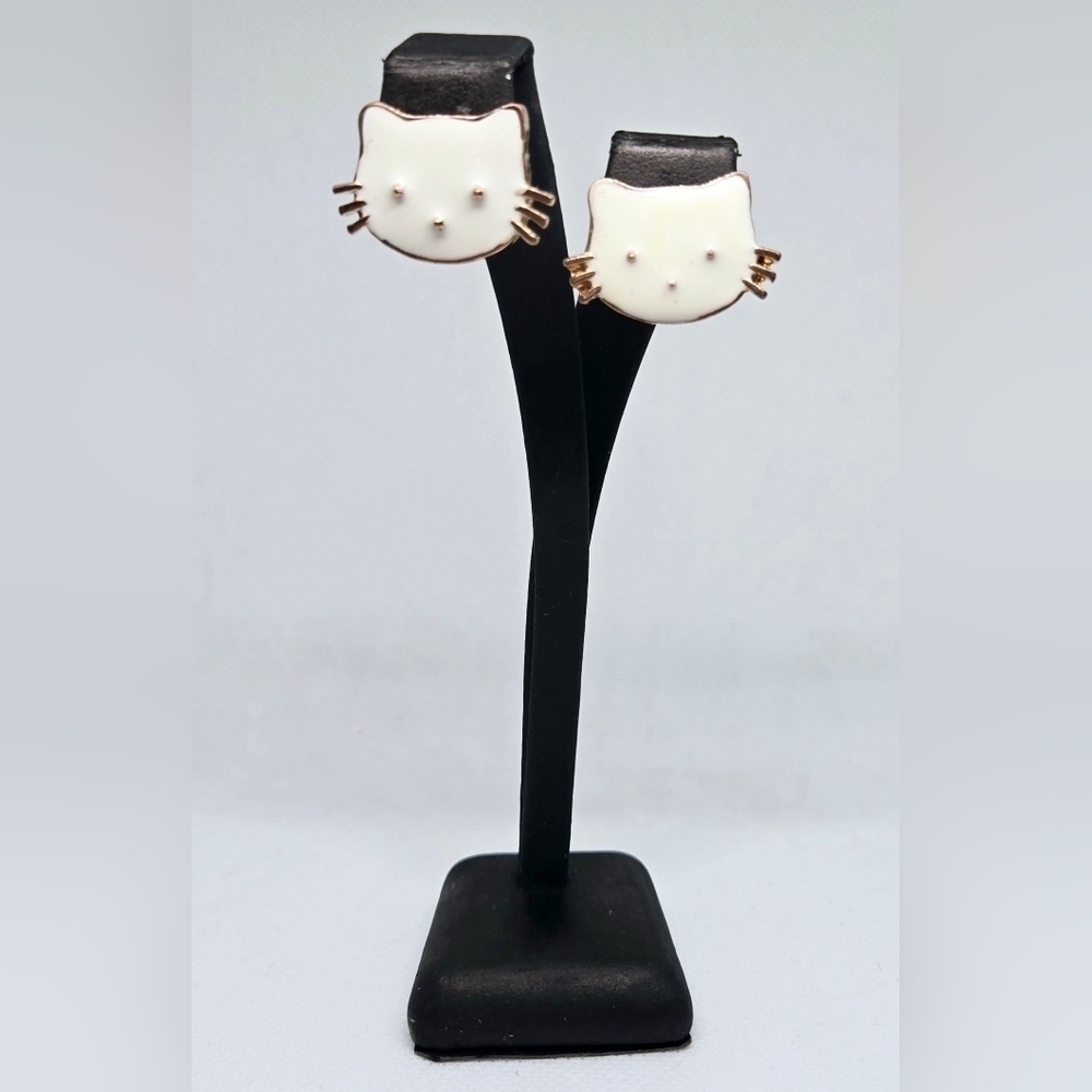 White Gold Cat Face Stud Earrings Cute Kawaii Minimal Animal Jewelry
